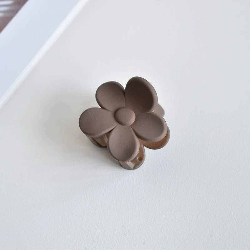 Women's Plastic And Resin Handmade Floral Hair Accessories Flower Grab Clip - Image 7