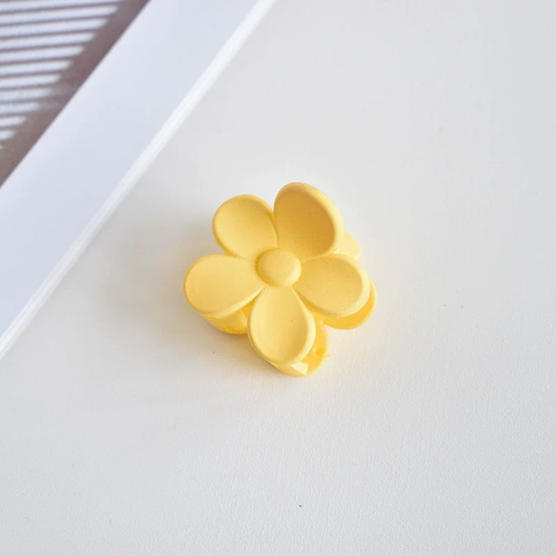 Women's Plastic And Resin Handmade Floral Hair Accessories Flower Grab Clip - Image 9