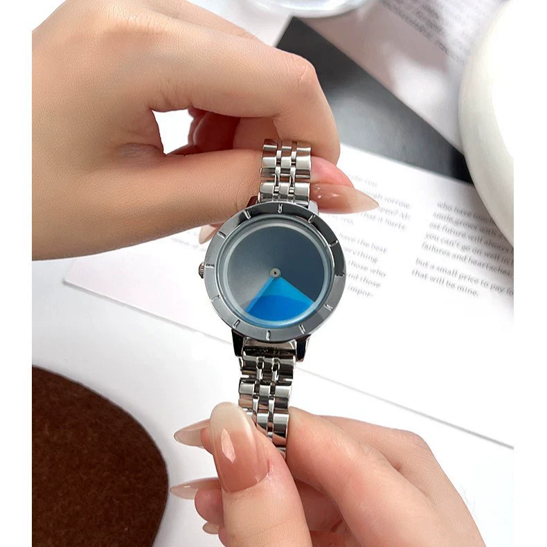 Women's Quartz Watch Alloy Case Stainless Steel Band Round Dial Fashionable Design - Image 3