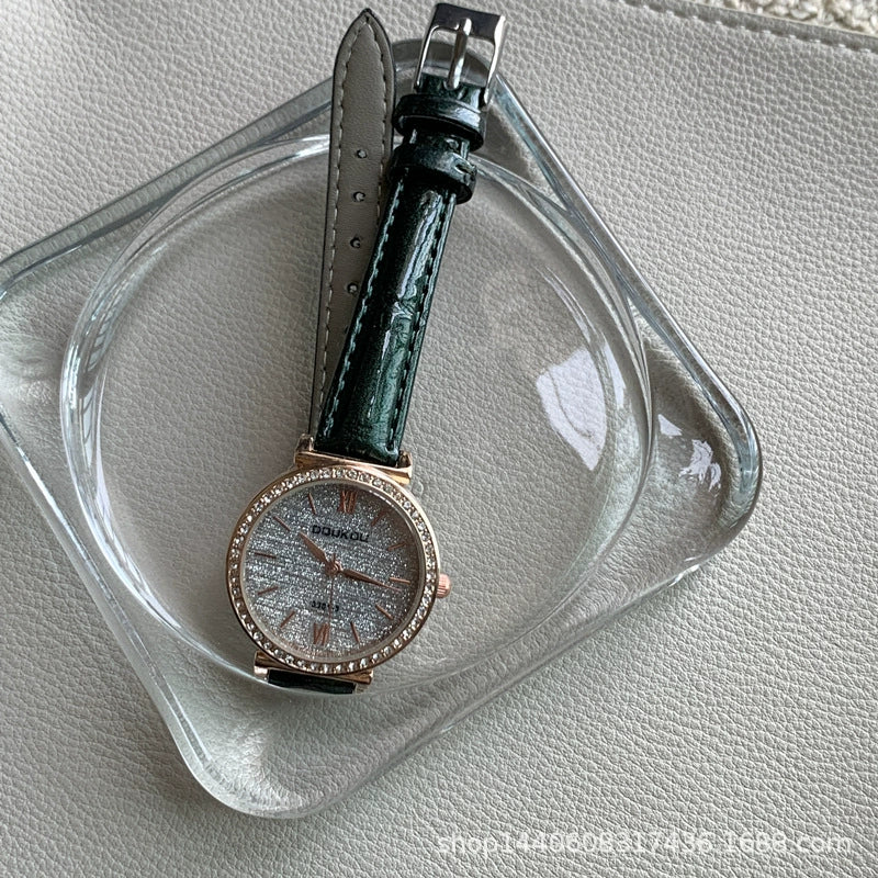 Women's Retro Dark Green Roman Starry Alloy Case Ordinary Glass Mirror Quartz Watch With Round Dial