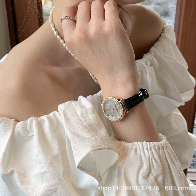 Women's Retro Dark Green Roman Starry Alloy Case Ordinary Glass Mirror Quartz Watch With Round Dial - Image 5