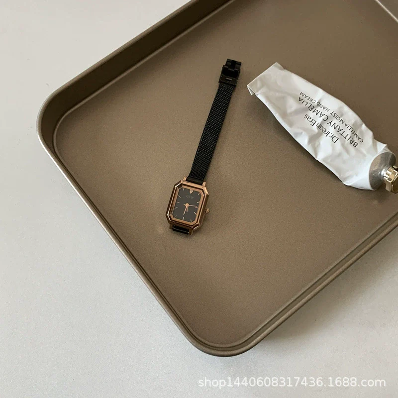 Women's Retro Elegant Quartz Watch Alloy Case Ordinary Glass Mirror Rectangular Style - Image 7
