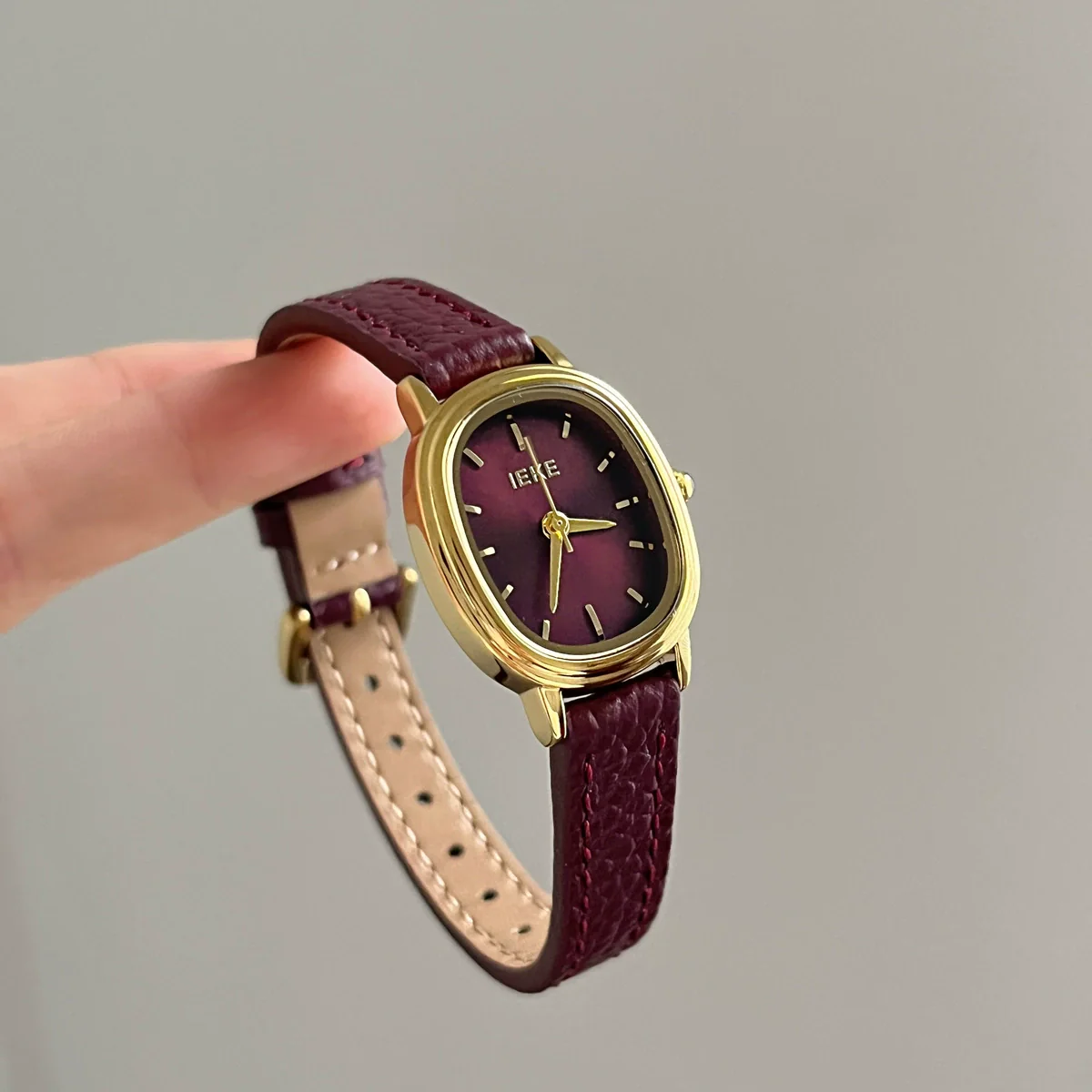 Women's Retro Fashionable Metal Leather Watch With Round Dial And Spiral Crown