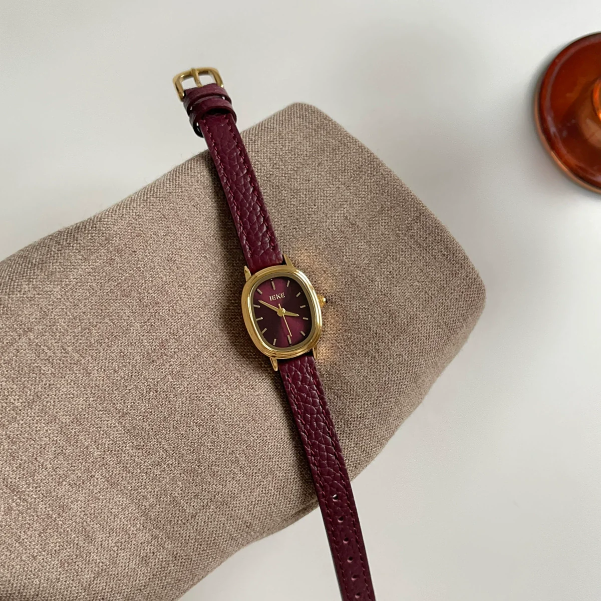 Women's Retro Fashionable Metal Leather Watch With Round Dial And Spiral Crown - Image 4