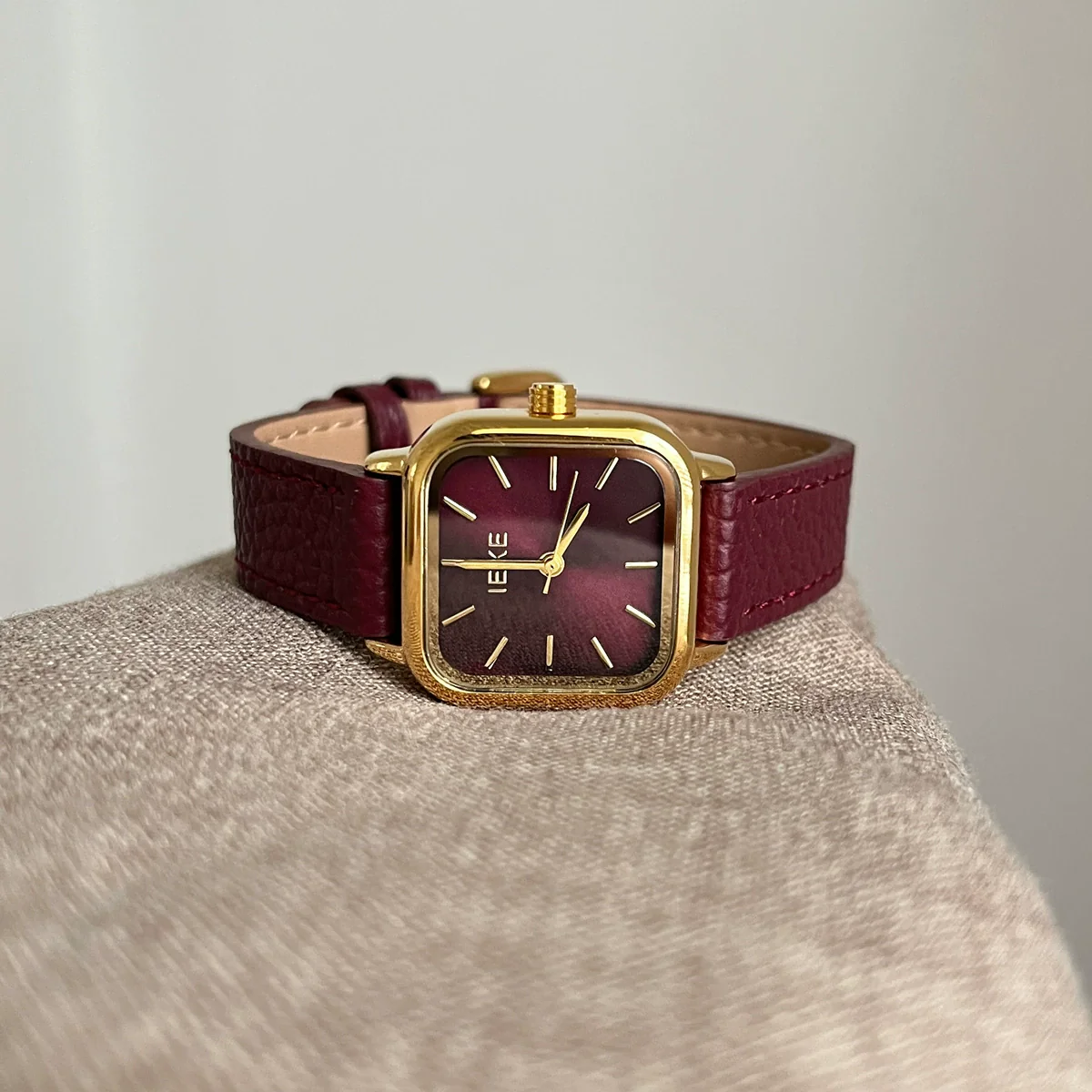 Women's Retro Fashionable Metal Leather Watch With Round Dial And Spiral Crown - Image 6