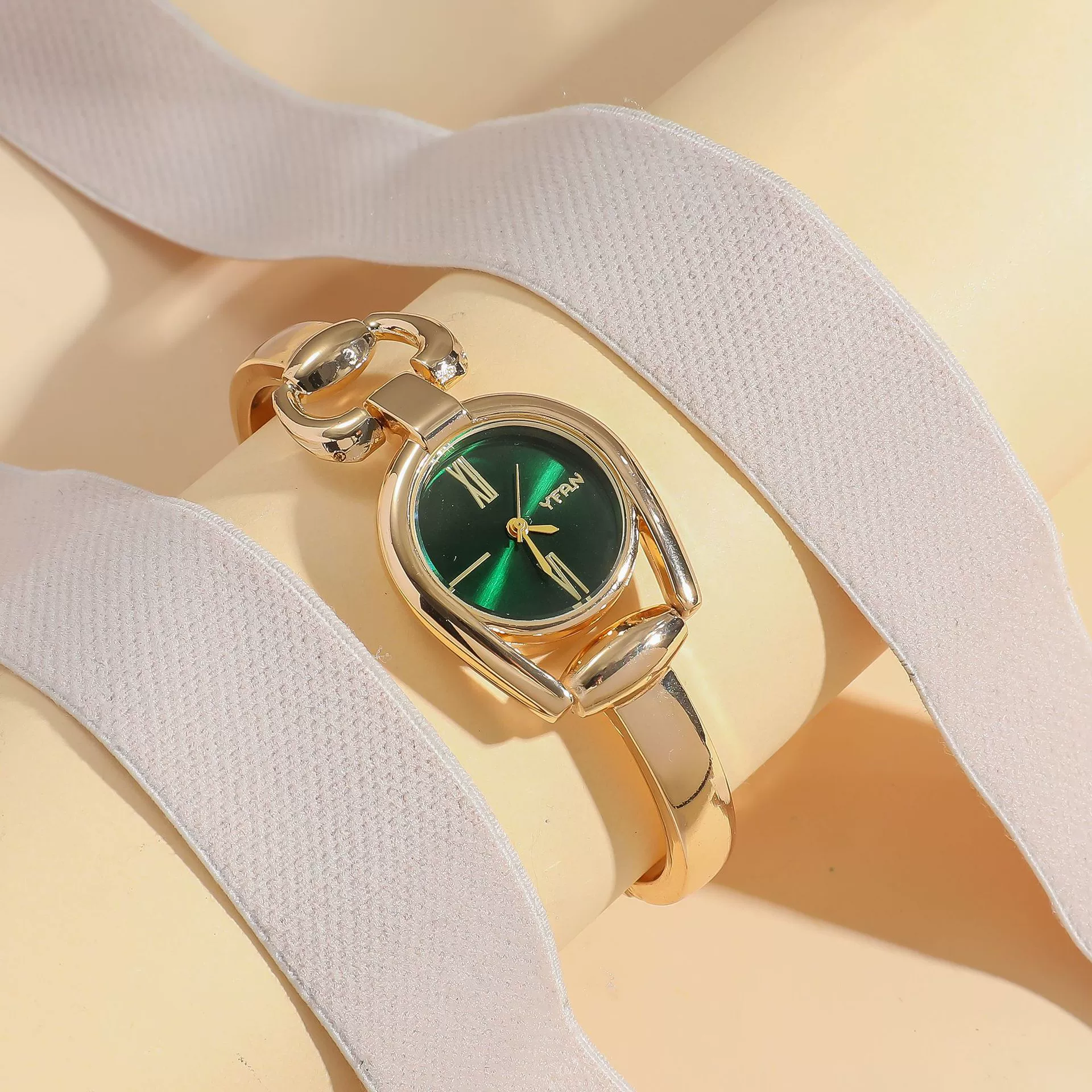Women's Retro Leisure Alloy Case Stainless Steel Band Round Dial Quartz Watch With Roman Scale And Aurora Hollow Design - Image 10