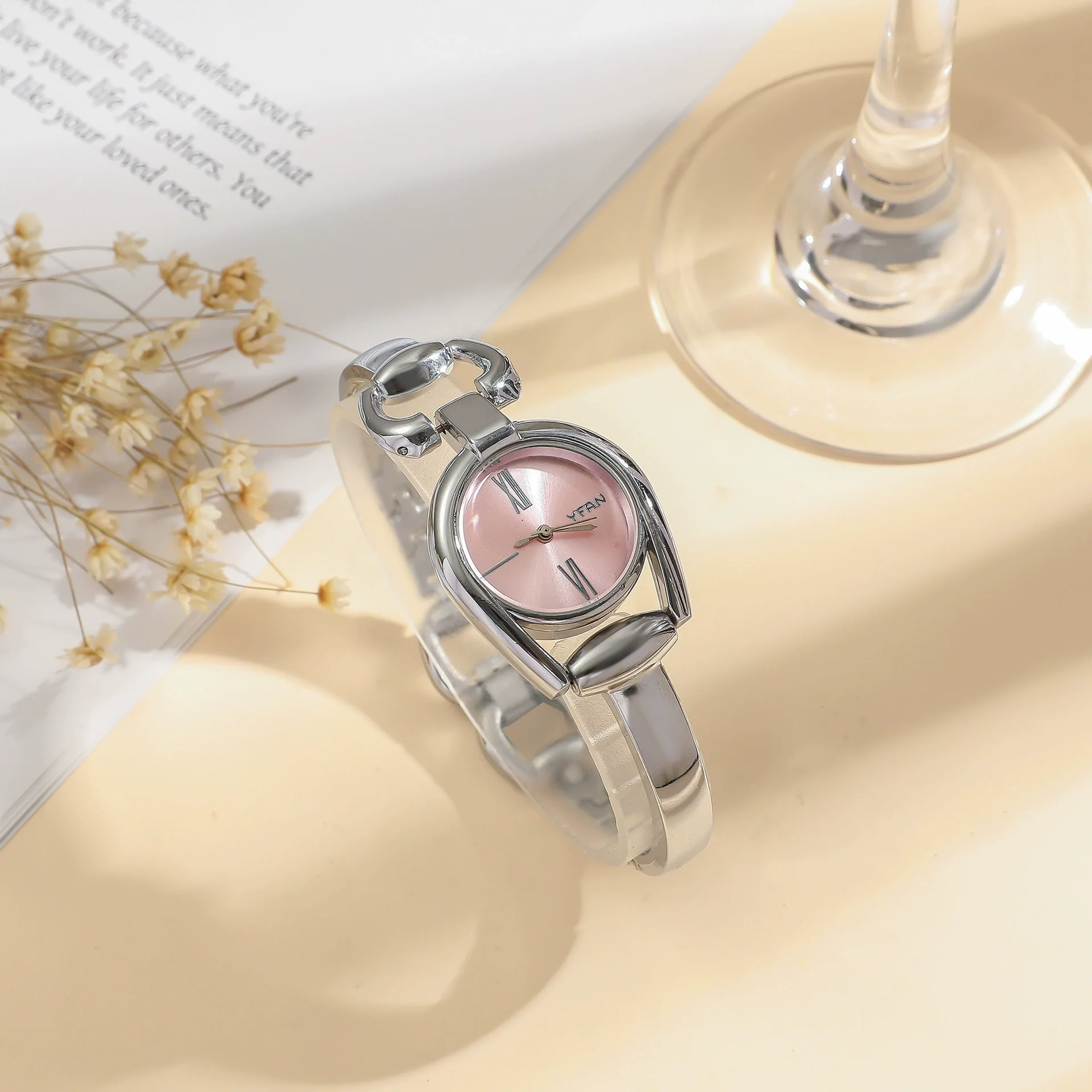 Women's Retro Leisure Alloy Case Stainless Steel Band Round Dial Quartz Watch With Roman Scale And Aurora Hollow Design - Image 2