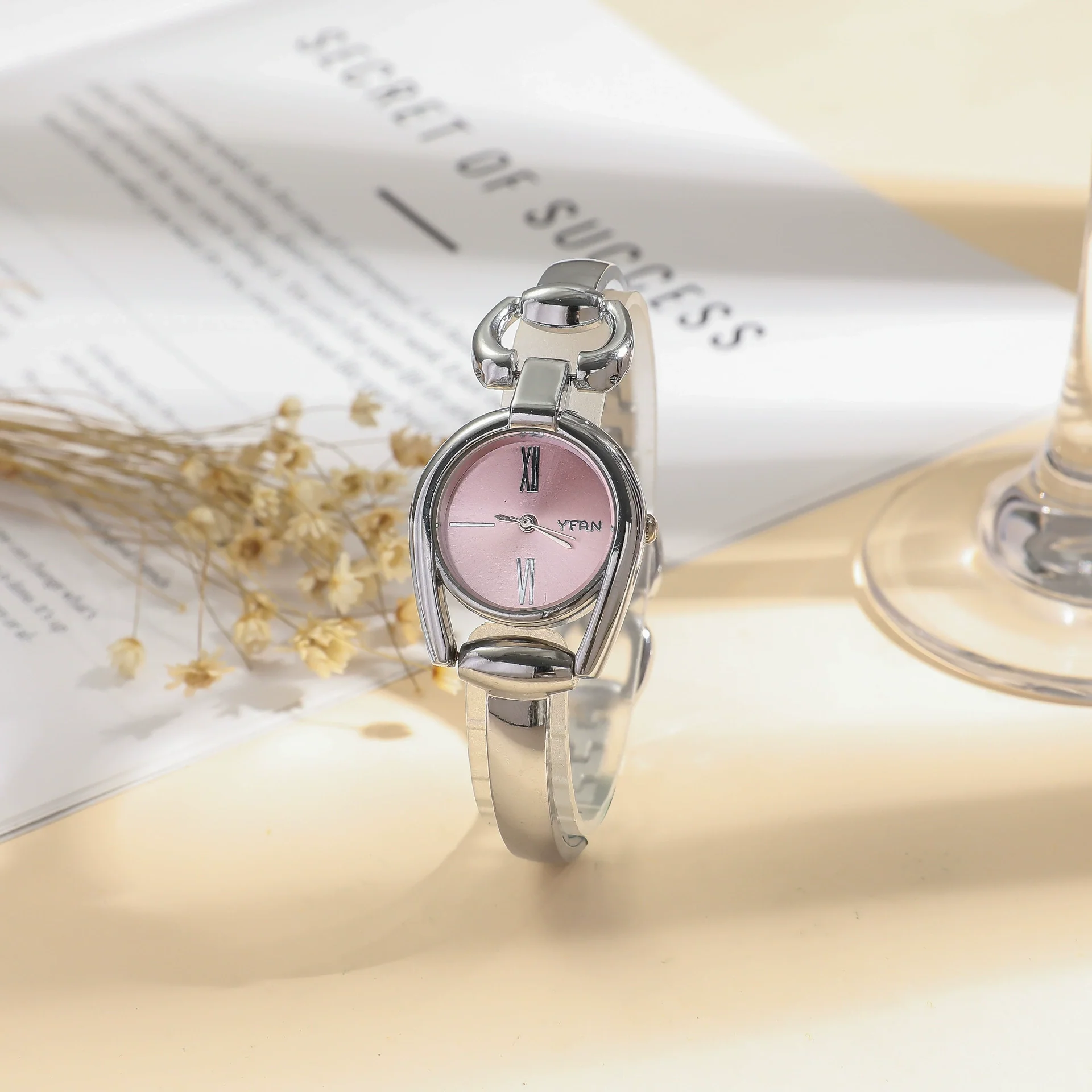 Women's Retro Leisure Alloy Case Stainless Steel Band Round Dial Quartz Watch With Roman Scale And Aurora Hollow Design - Image 3