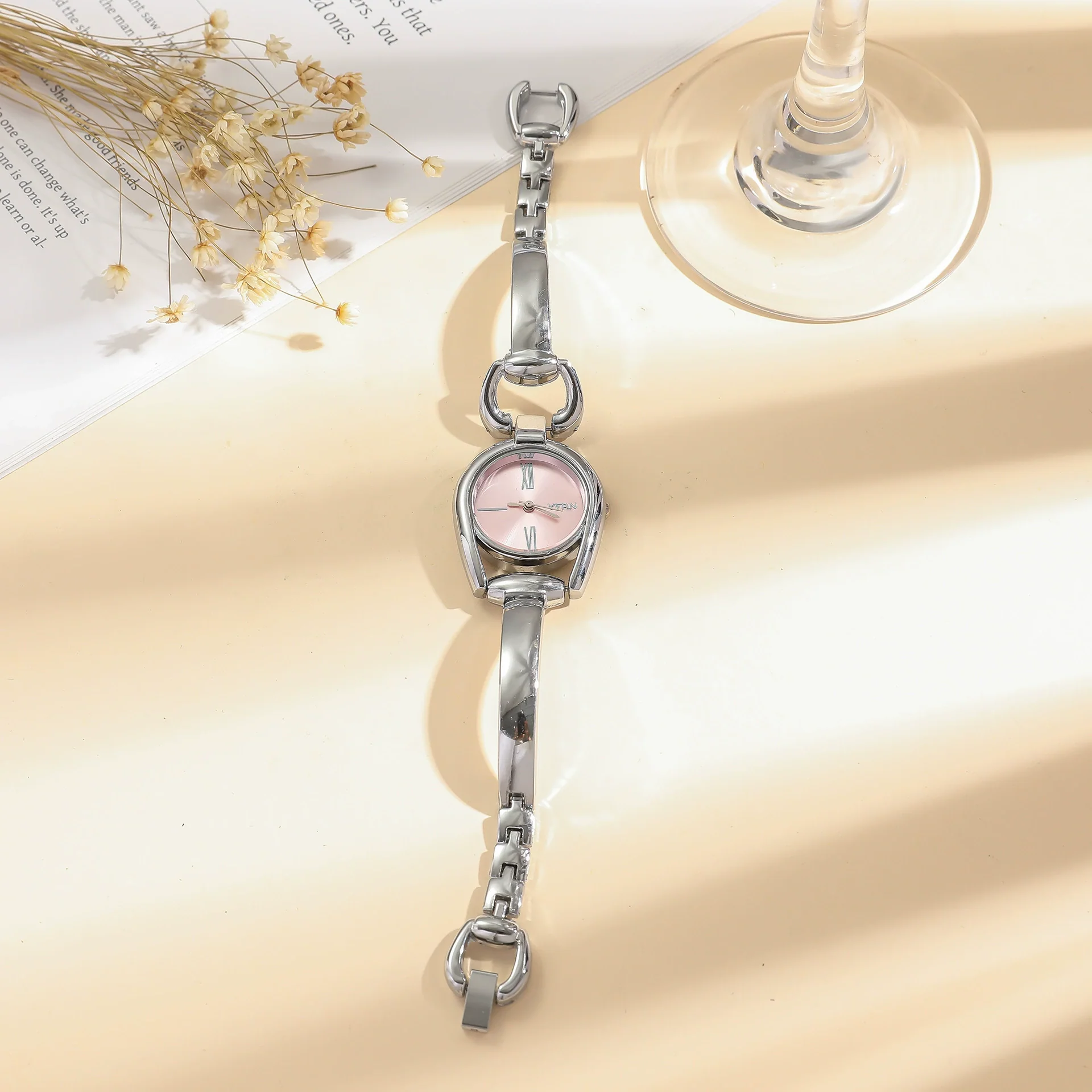 Women's Retro Leisure Alloy Case Stainless Steel Band Round Dial Quartz Watch With Roman Scale And Aurora Hollow Design - Image 4