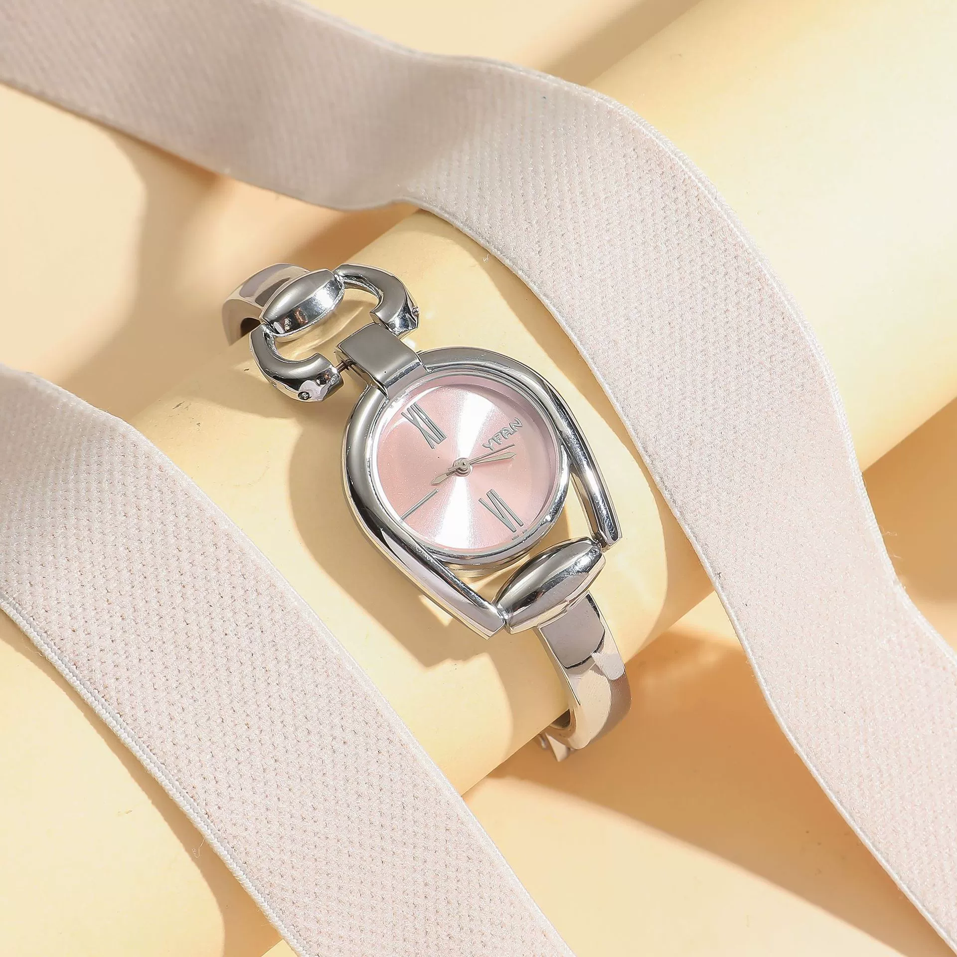 Women's Retro Leisure Alloy Case Stainless Steel Band Round Dial Quartz Watch With Roman Scale And Aurora Hollow Design - Image 6