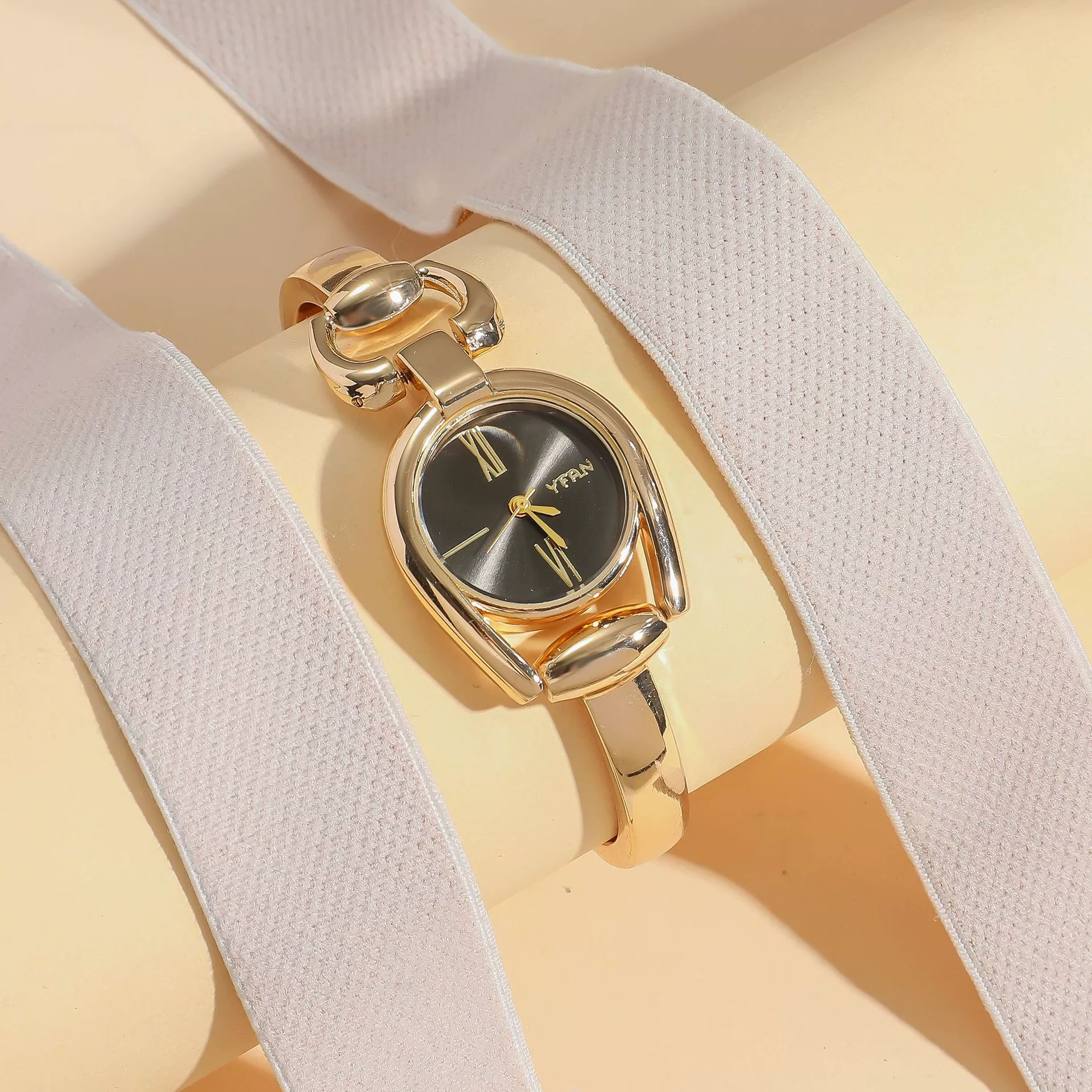 Women's Retro Leisure Alloy Case Stainless Steel Band Round Dial Quartz Watch With Roman Scale And Aurora Hollow Design - Image 9