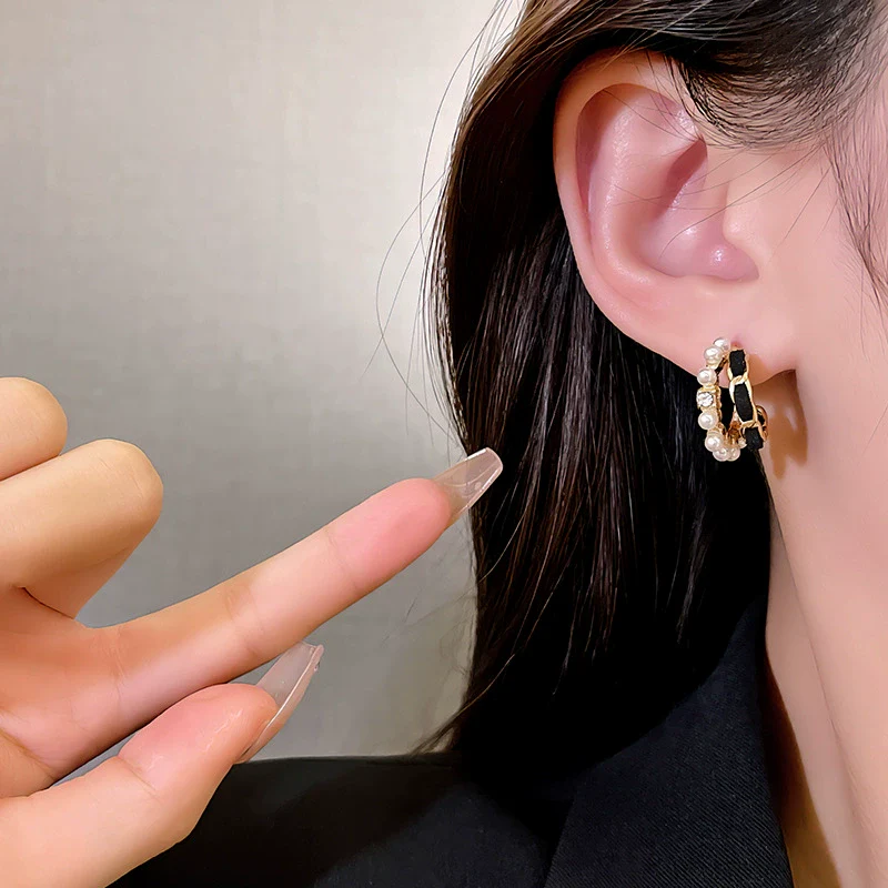 Women's Retro Light Luxury Elegant Alloy Velvet Pearl Geometric Electroplated Earrings - Image 3