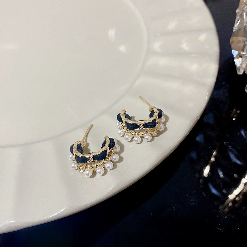 Women's Retro Light Luxury Elegant Alloy Velvet Pearl Geometric Electroplated Earrings - Image 4