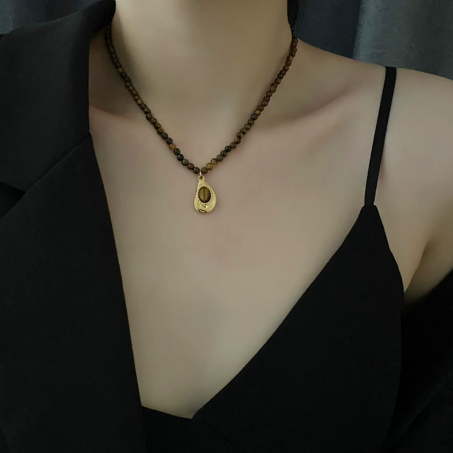 Women's Retro Light Luxury Titanium Steel Tiger Eye Necklace With Geometric Pattern And Electroplating Treatment And Pearl Chain - Image 2
