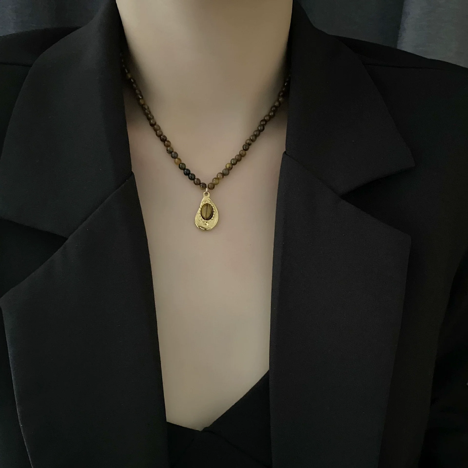 Women's Retro Light Luxury Titanium Steel Tiger Eye Necklace With Geometric Pattern And Electroplating Treatment And Pearl Chain - Image 4