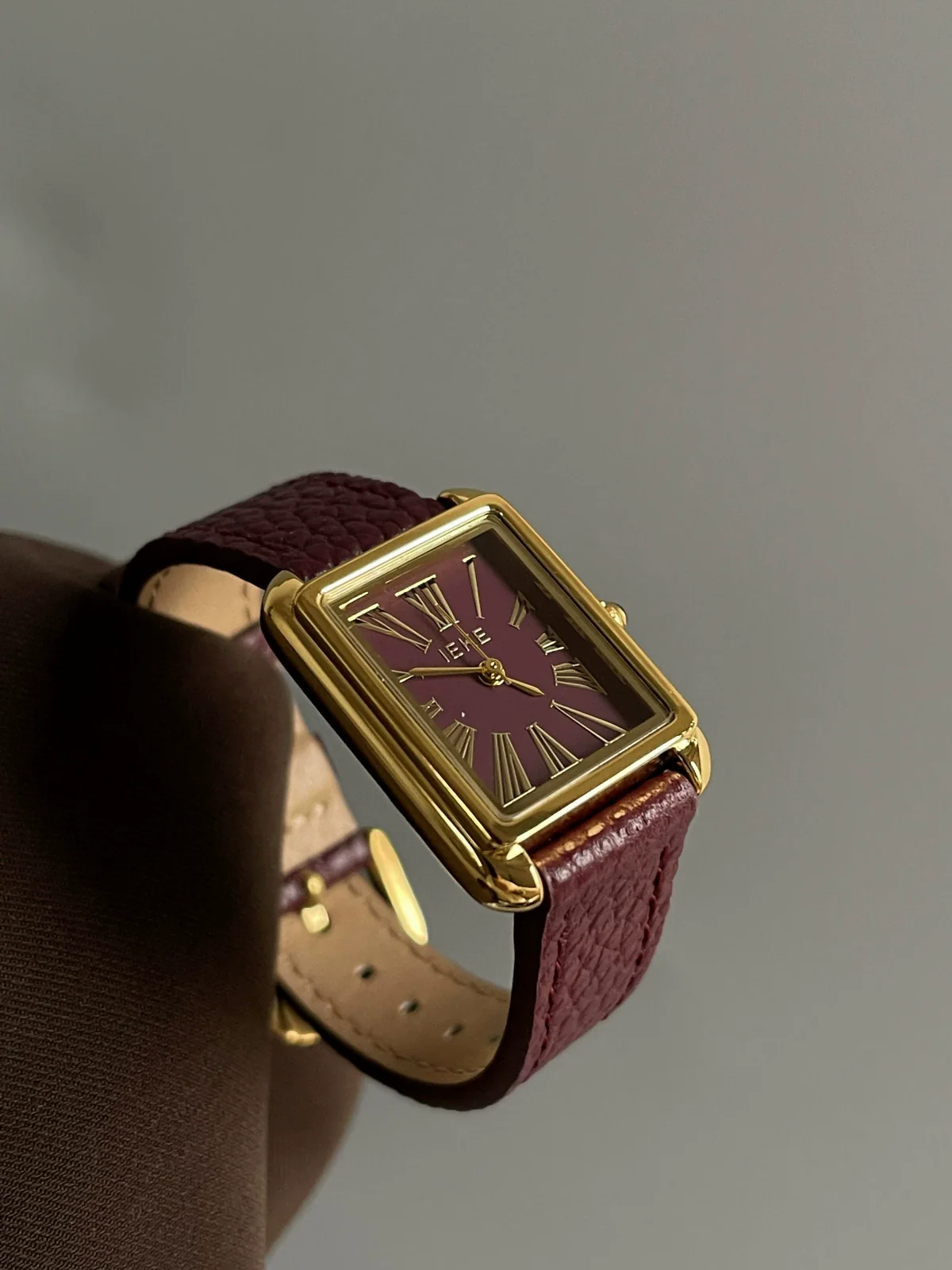 Women's Retro Medieval Style Metal And Leather Watch With Round Dial Pin Buckle And Gold Buckle Material - Image 13