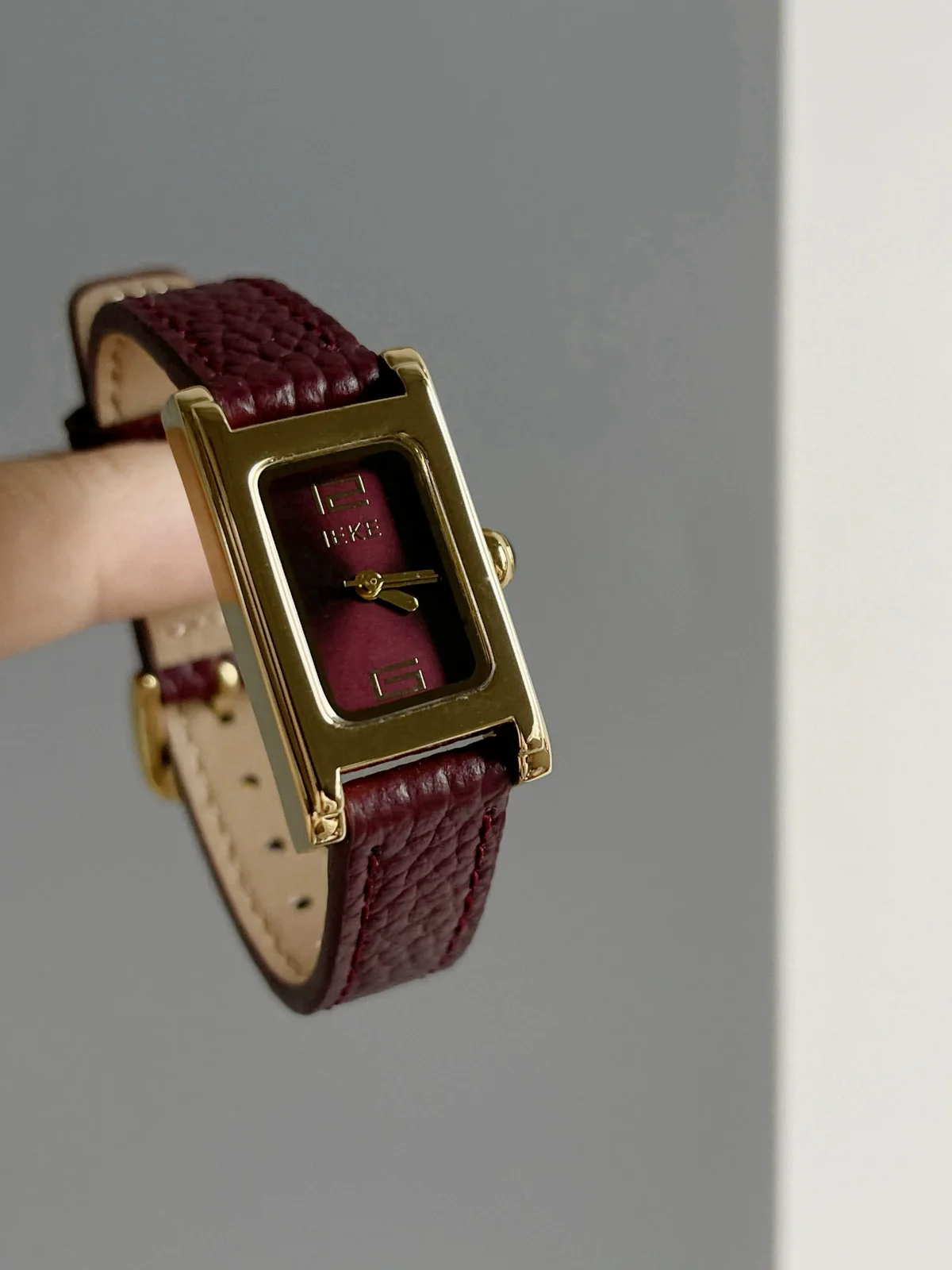 Women's Retro Medieval Style Metal And Leather Watch With Round Dial Pin Buckle And Gold Buckle Material - Image 14