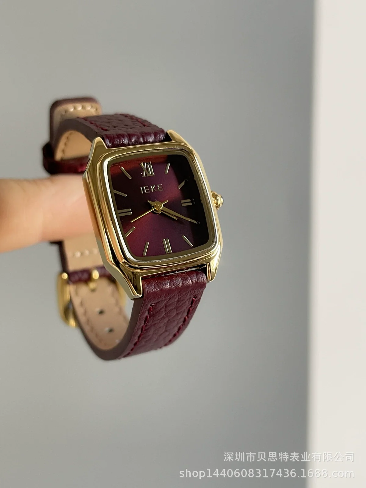 Women's Retro Medieval Style Metal And Leather Watch With Round Dial Pin Buckle And Gold Buckle Material - Image 17