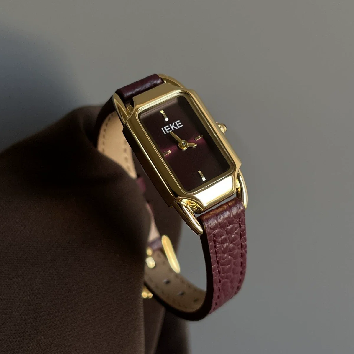 Women's Retro Medieval Style Metal And Leather Watch With Round Dial Pin Buckle And Gold Buckle Material - Image 2