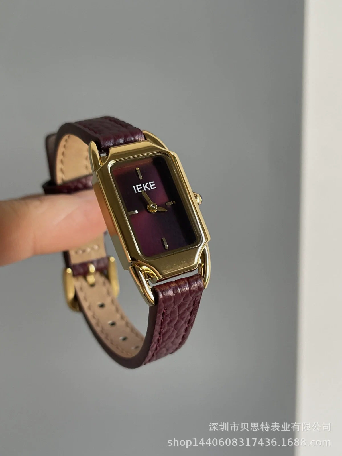 Women's Retro Medieval Style Metal And Leather Watch With Round Dial Pin Buckle And Gold Buckle Material - Image 7