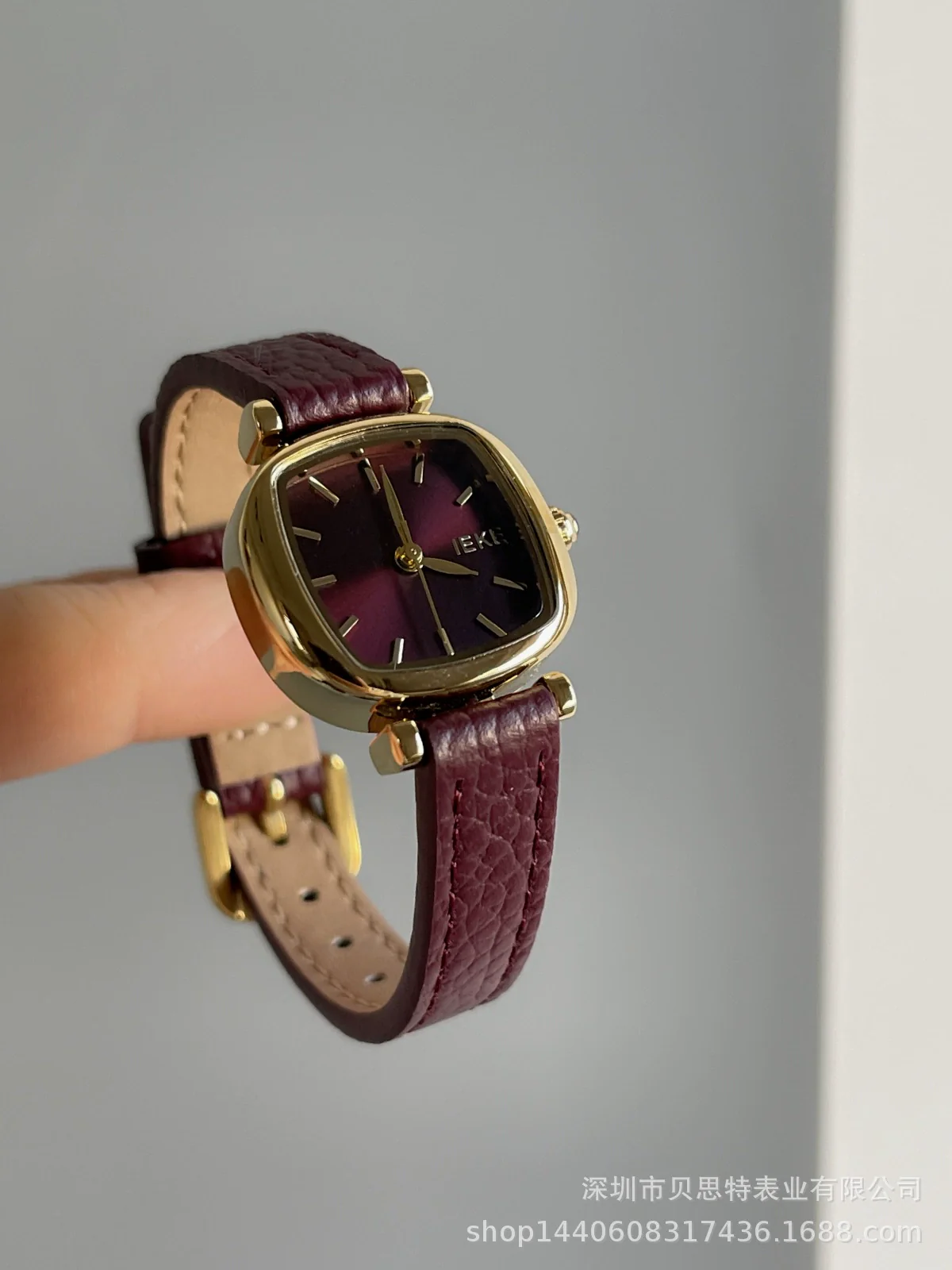 Women's Retro Medieval Style Metal And Leather Watch With Round Dial Pin Buckle And Gold Buckle Material - Image 8
