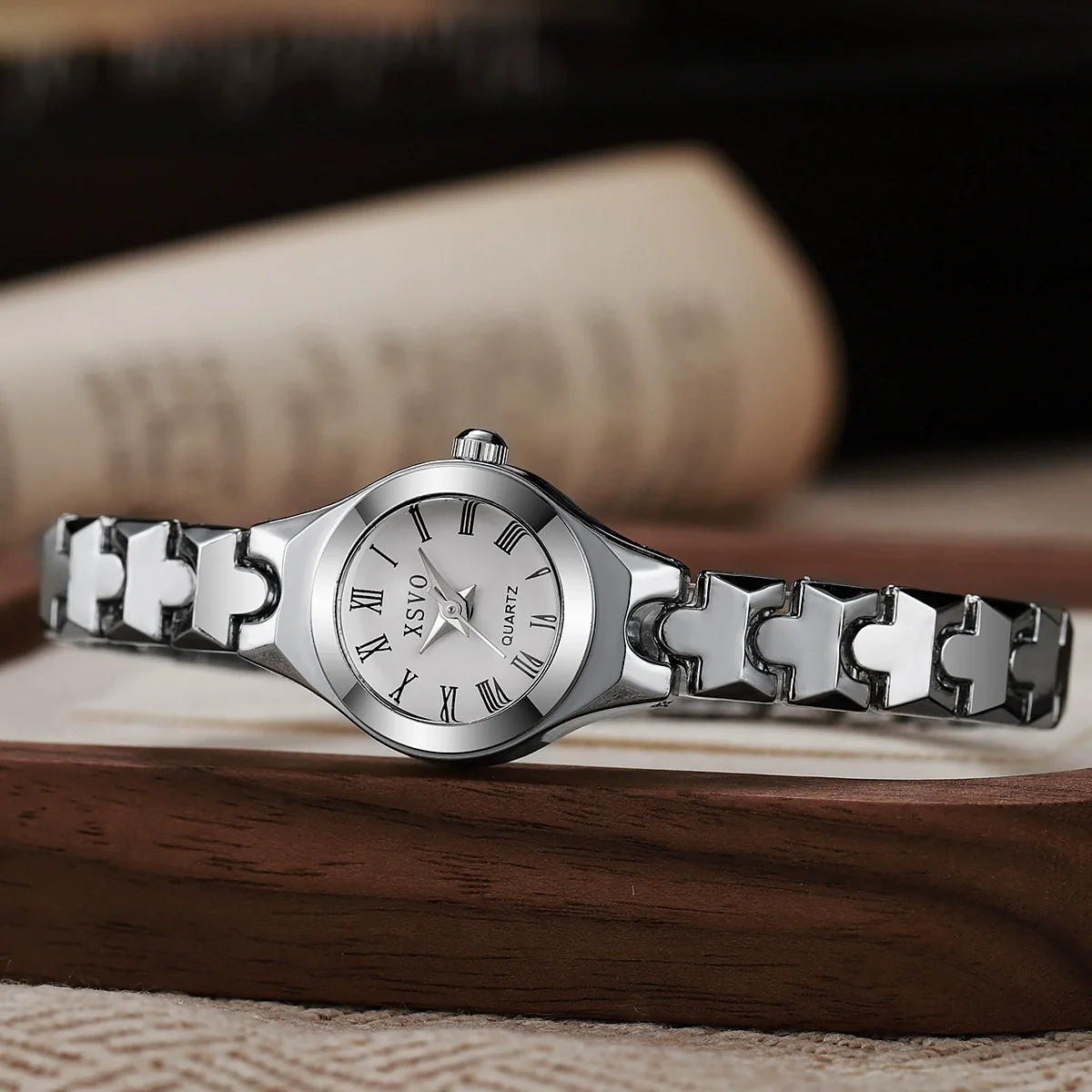 Women's Retro Roman Numeral Round Dial Alloy Bracelet Style Watch - Image 3