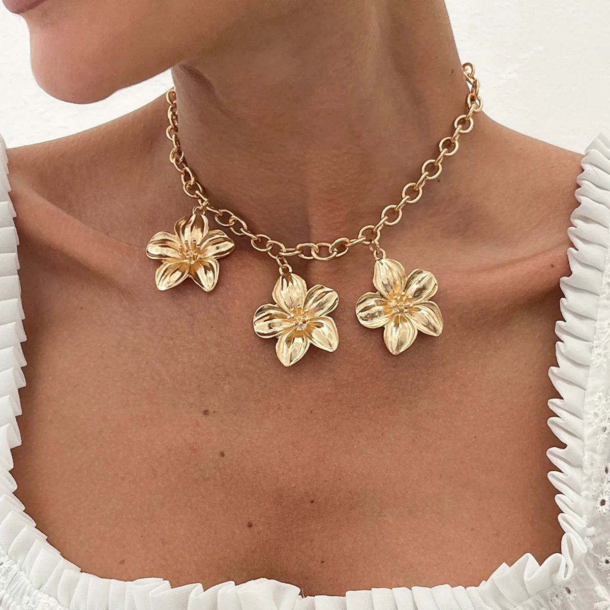 Women's Retro Stereo Flower Geometric Alloy Iron Chain Clavicle Necklace With Electroplating
