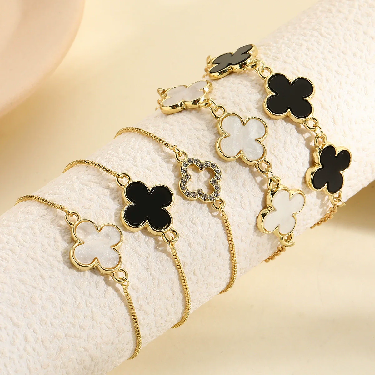 Women's Simple Zinc Alloy Fourleaf Clover Geometric Pattern Electroplated Bracelet - Image 2