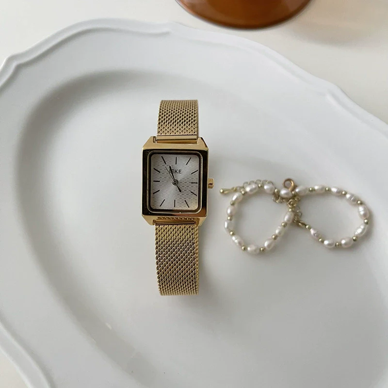 Women's Square Alloy Case Steel Strip Leisure Quartz Watch With Ordinary Glass Mirror
