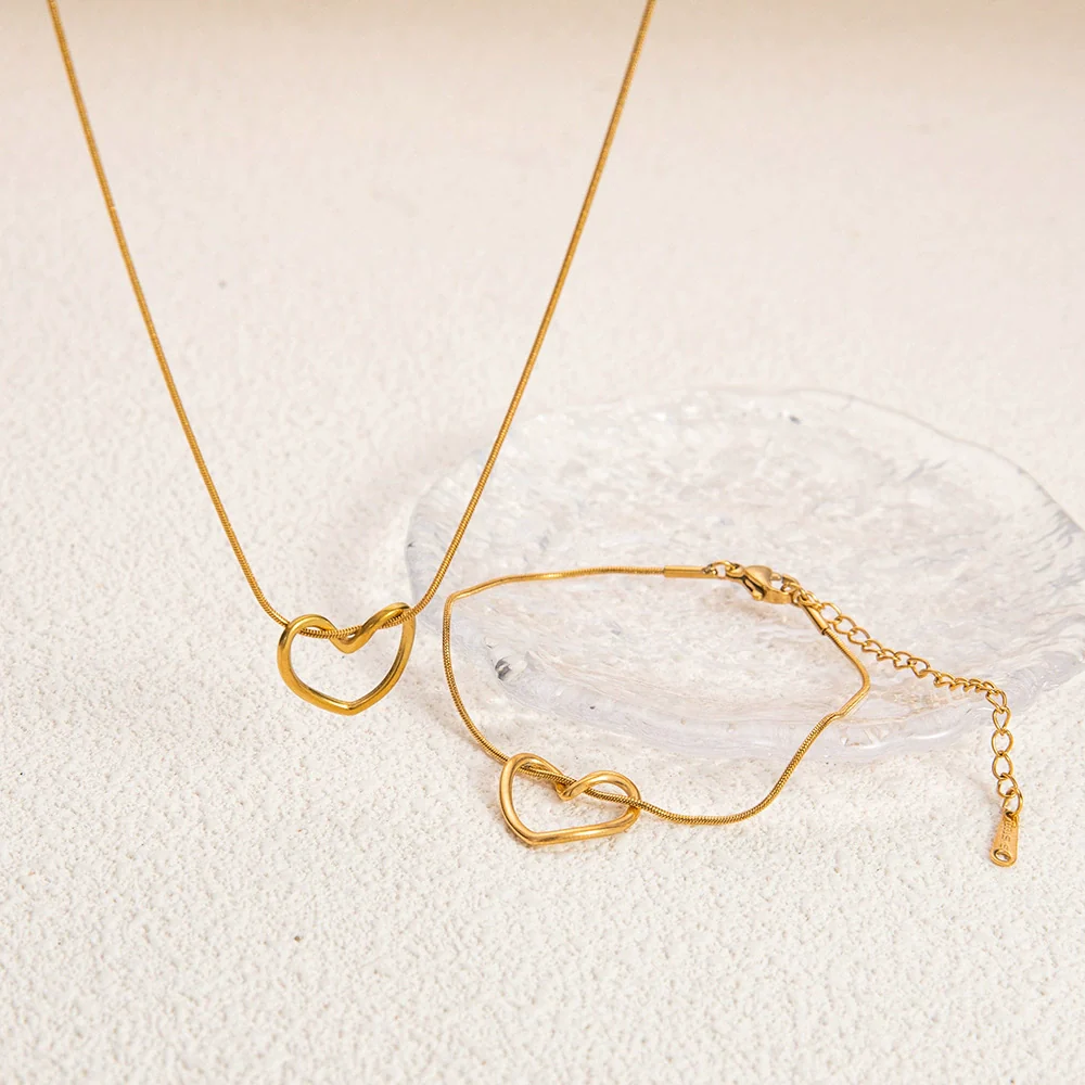 Women's Stainless Steel And Titanium Steel Love Necklace And Bracelet Set Simple Fashion Electroplated 18K Gold Highgrade Clavicle Chain