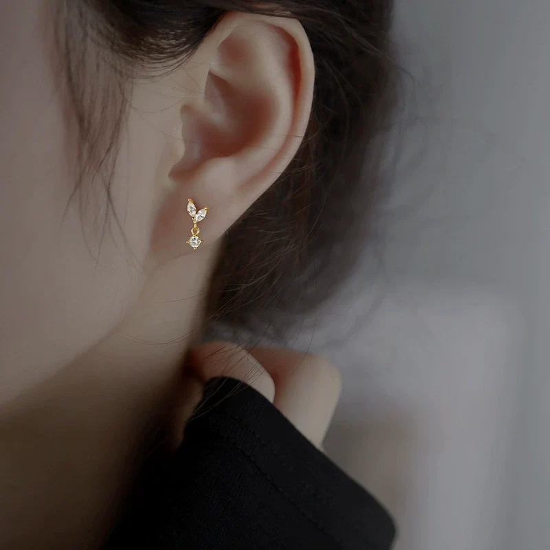 Women's Sterling Silver Leaf Light Luxury Earrings With Diamond Design - Image 4