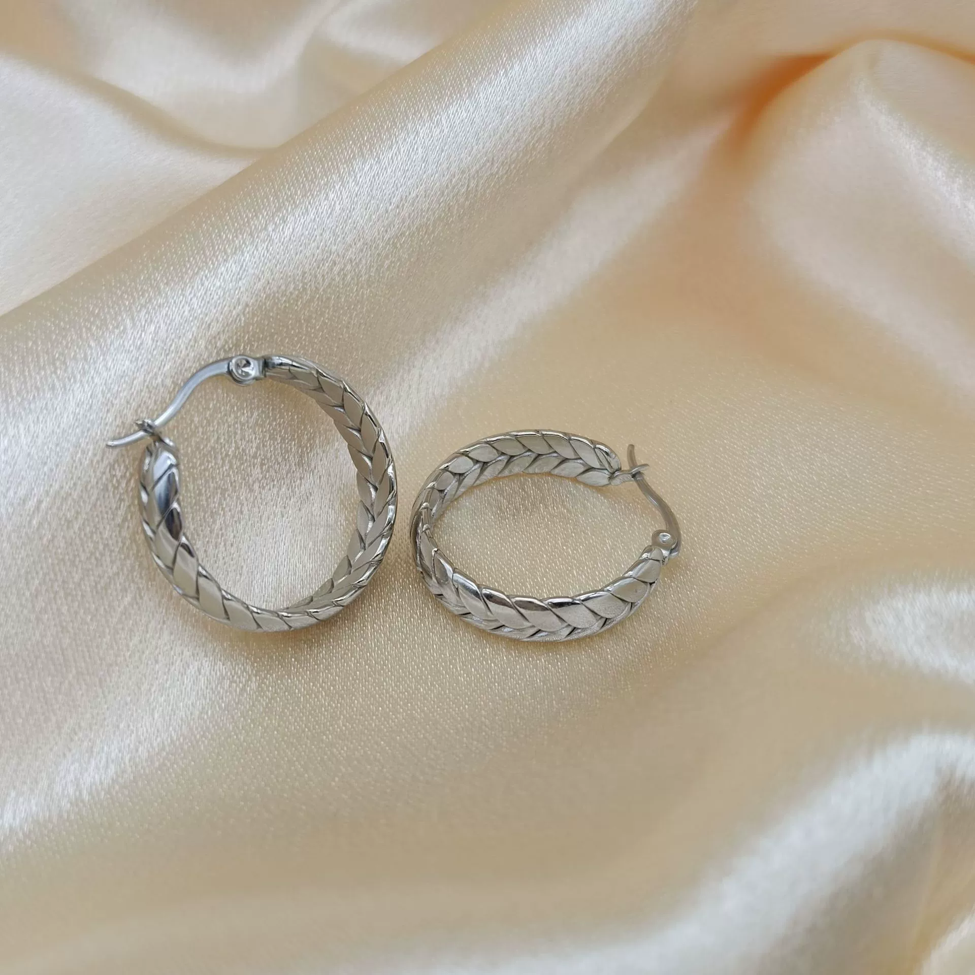 Women's Titanium Steel Geometric Pattern Polished Wheat Ear Woven Elegant Earrings - Image 4