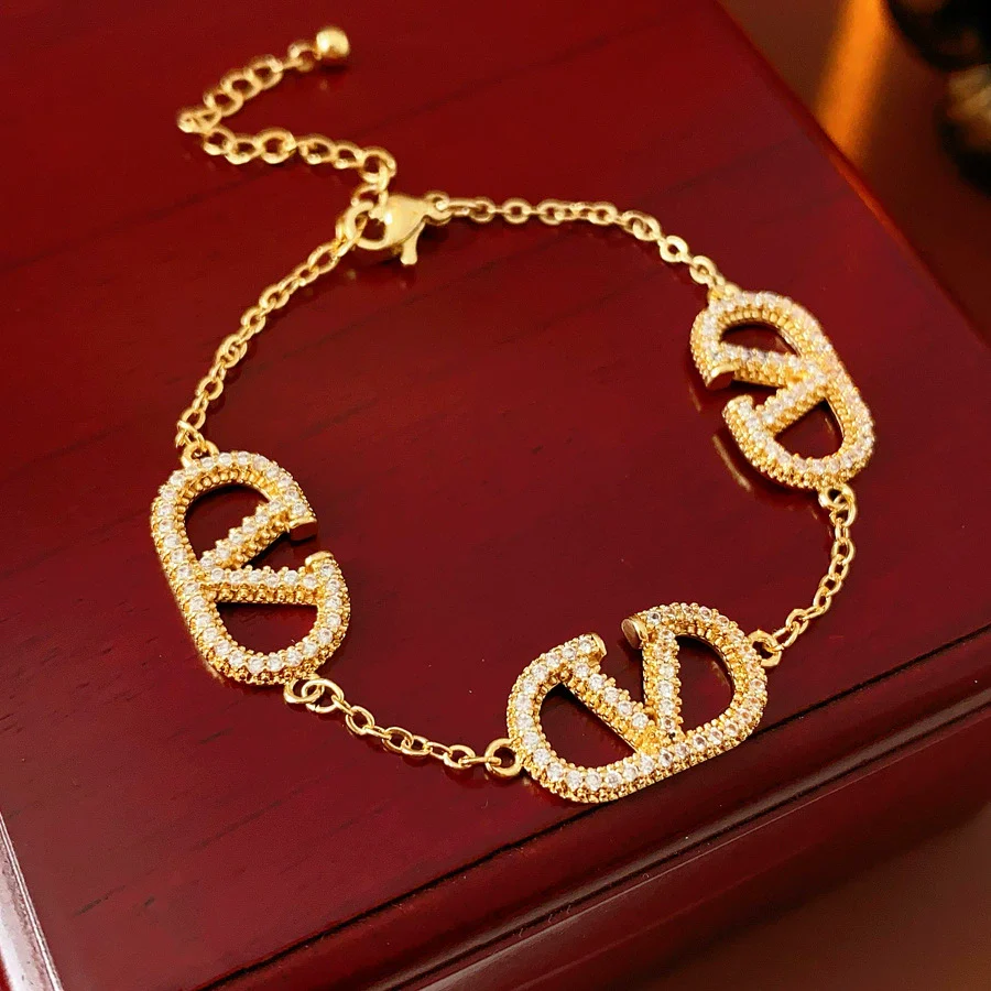 Zircon Microinlaid Letter Pig Nose Electroplated Highend Niche Bracelet Jewelry - Image 6